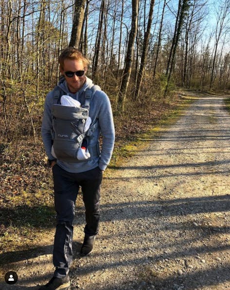Der moderne Mann von heute: Jan Van Berkel mit Söhnchen Tim im Babyträger von Nuna.