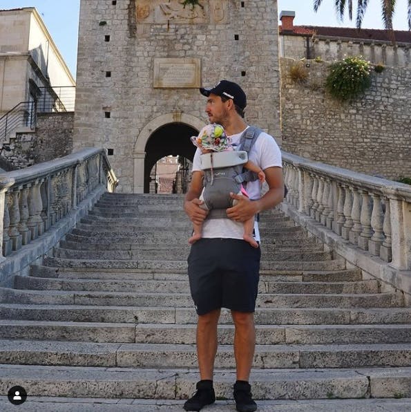 Dabei ist die Babytrage von Nuna nicht nur super bequem und sicher fürs Kind, sondern sieht auch noch stylisch aus: Ski-Ass Carlo Janka mit seinem Bab...