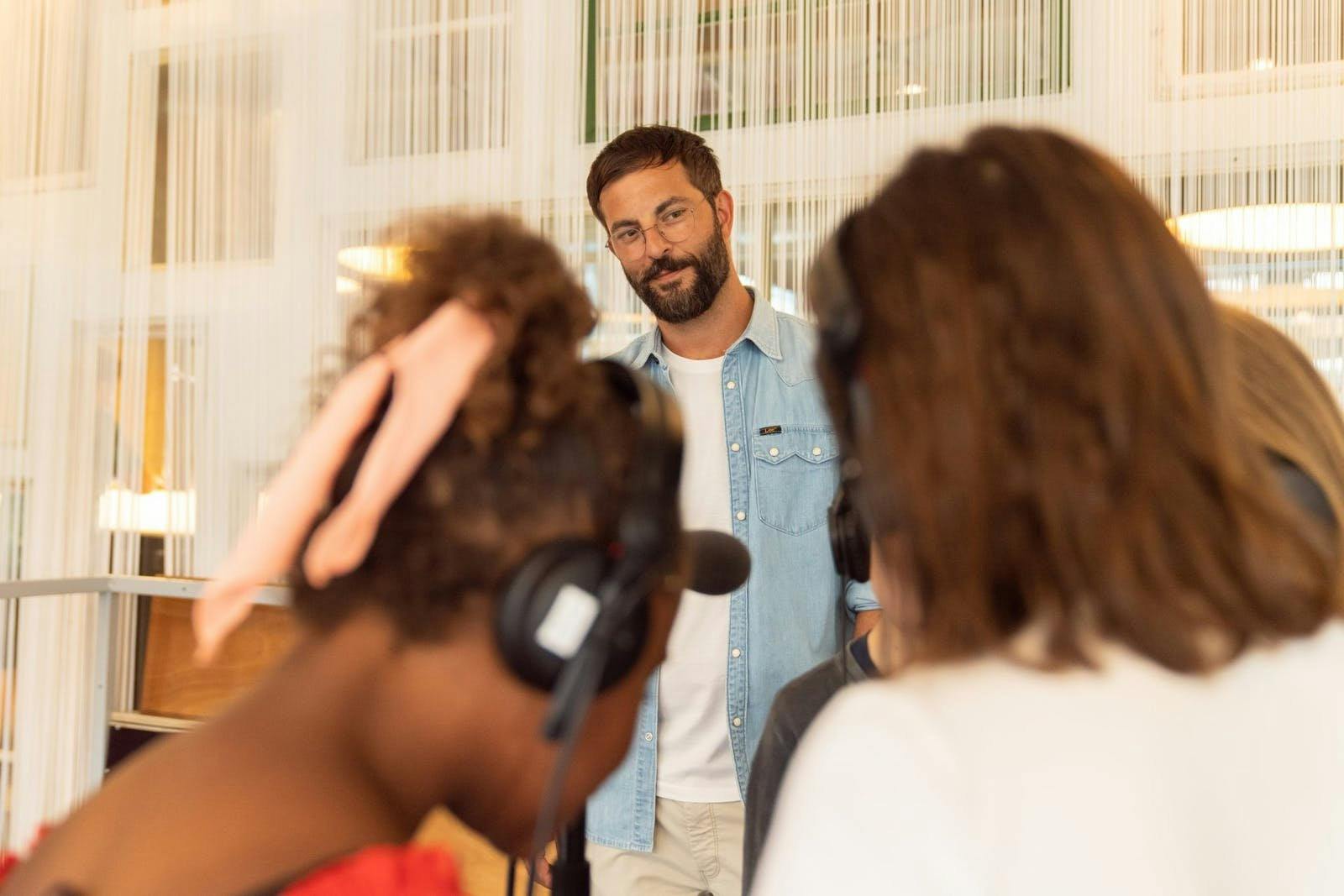 Le fait que ce projet, par le biais de «The Human Safety Net Switzerland»,  soutienne  les familles en difficulté financière est cher à Bligg.