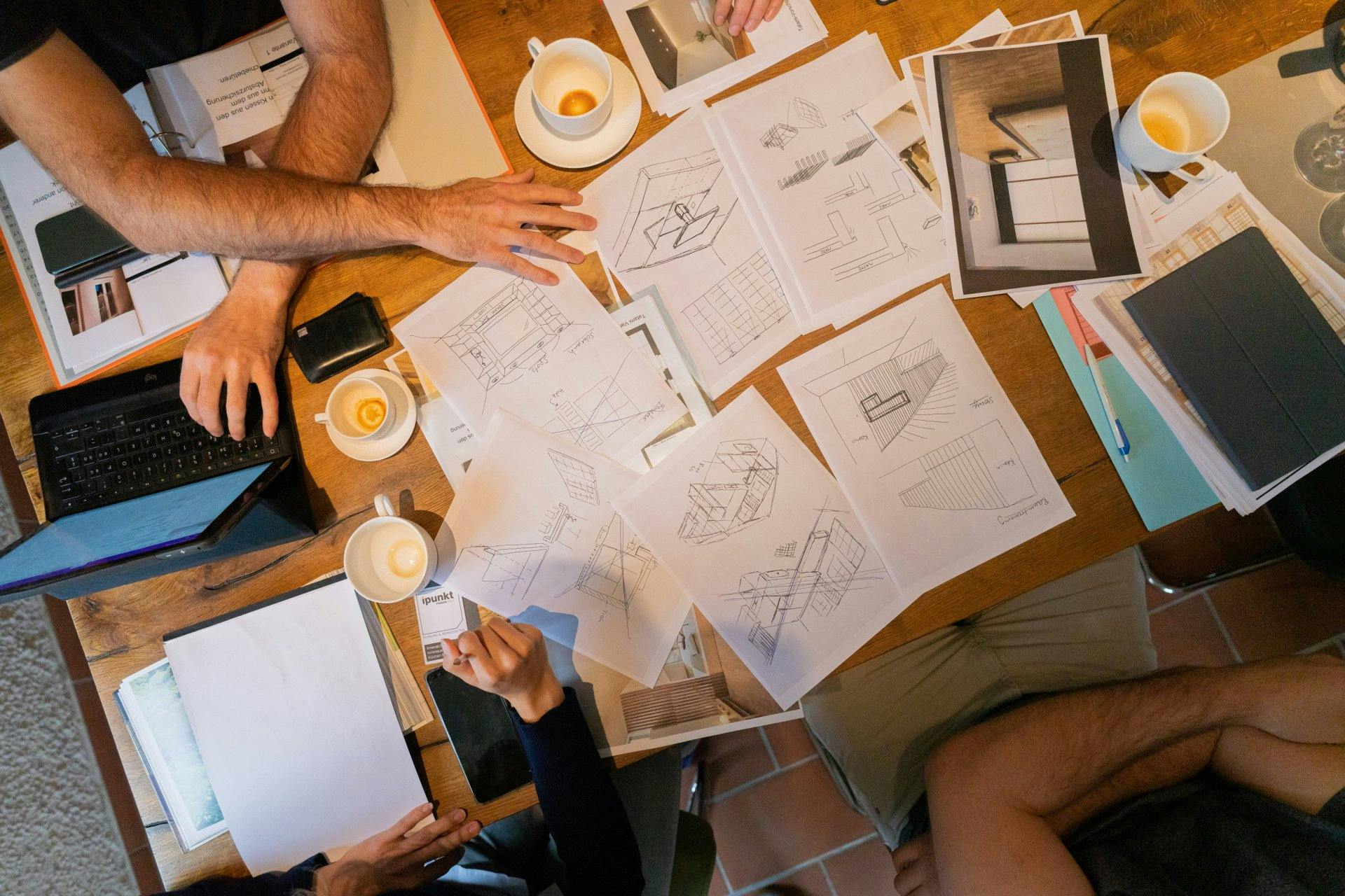 Die Skizzen zeigen die Konstruktion des Podests mit dem versenkbaren Tischchen auf. Eine 3-D-Simulation lässt bereits erahnen, wie der Raum aussehen k...