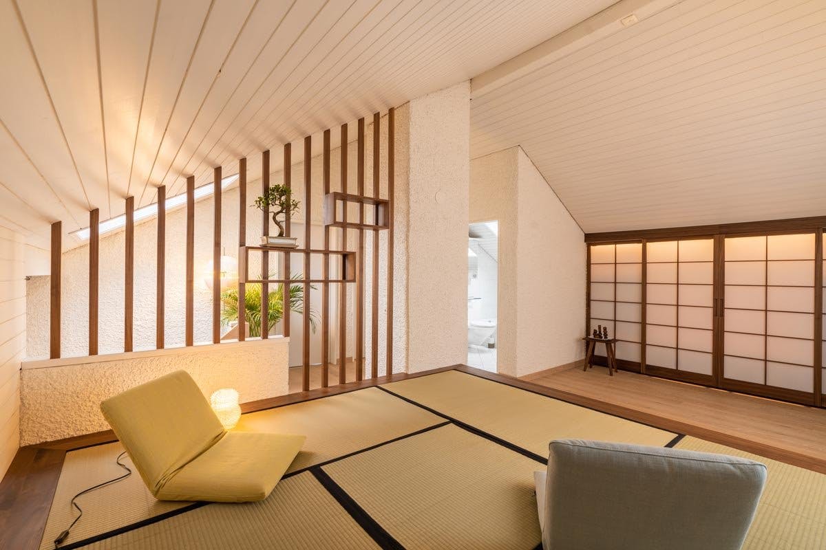 Das massgefertigte Podest aus Holz wurde vom Schreiner in seiner Werkstatt vorfabriziert und danach montiert und stilecht mit Tatamis belegt.