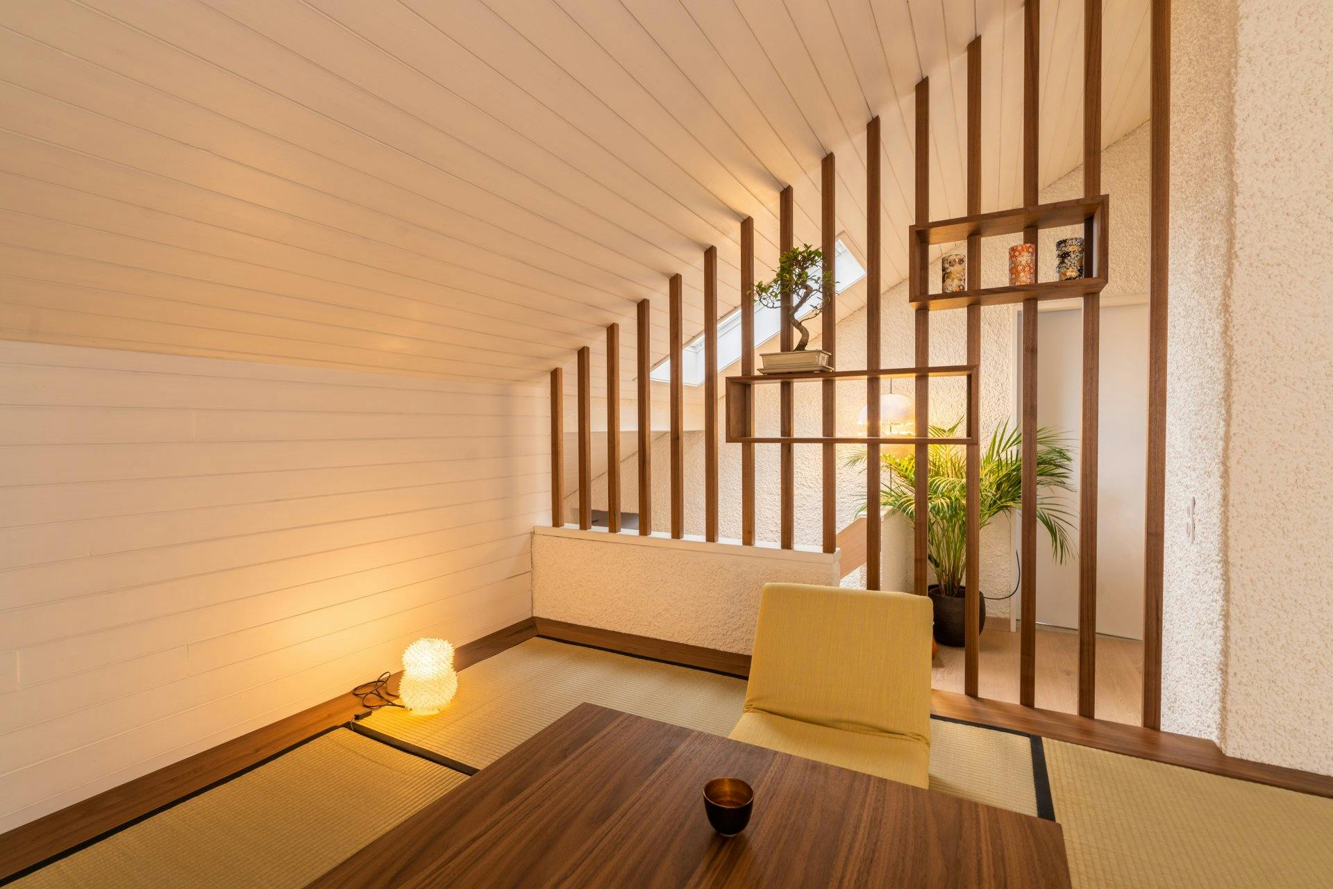 Aus Sicherheitsgründen wurde ein Schutzgitter montiert, das gleichzeitig auch als gestalterisches Element im Raum fungiert.