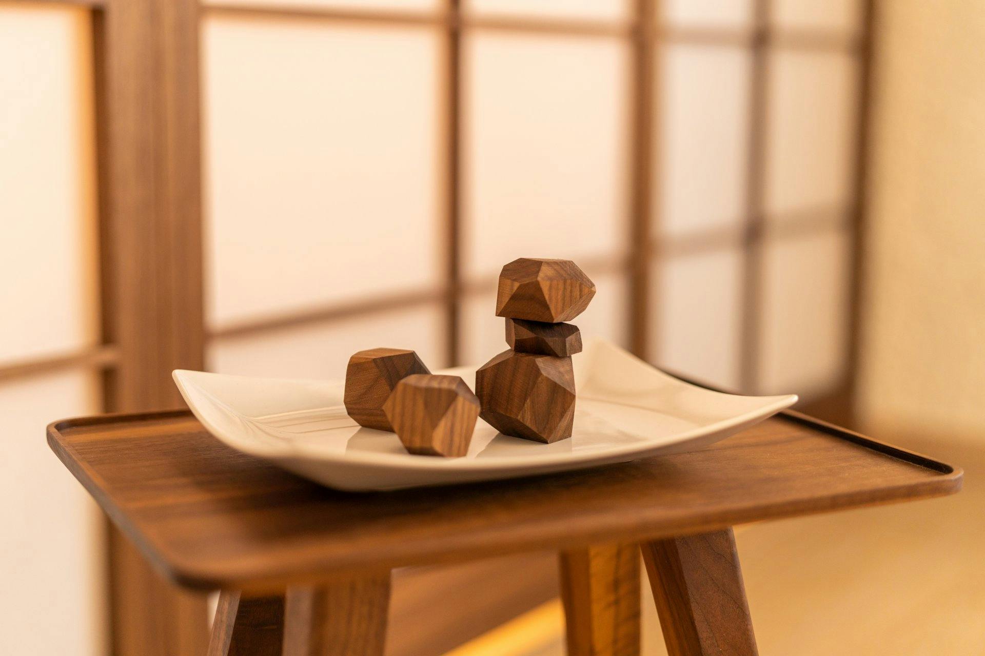 … sowie hübsche Holzdekos auf einer schlichten Schale.