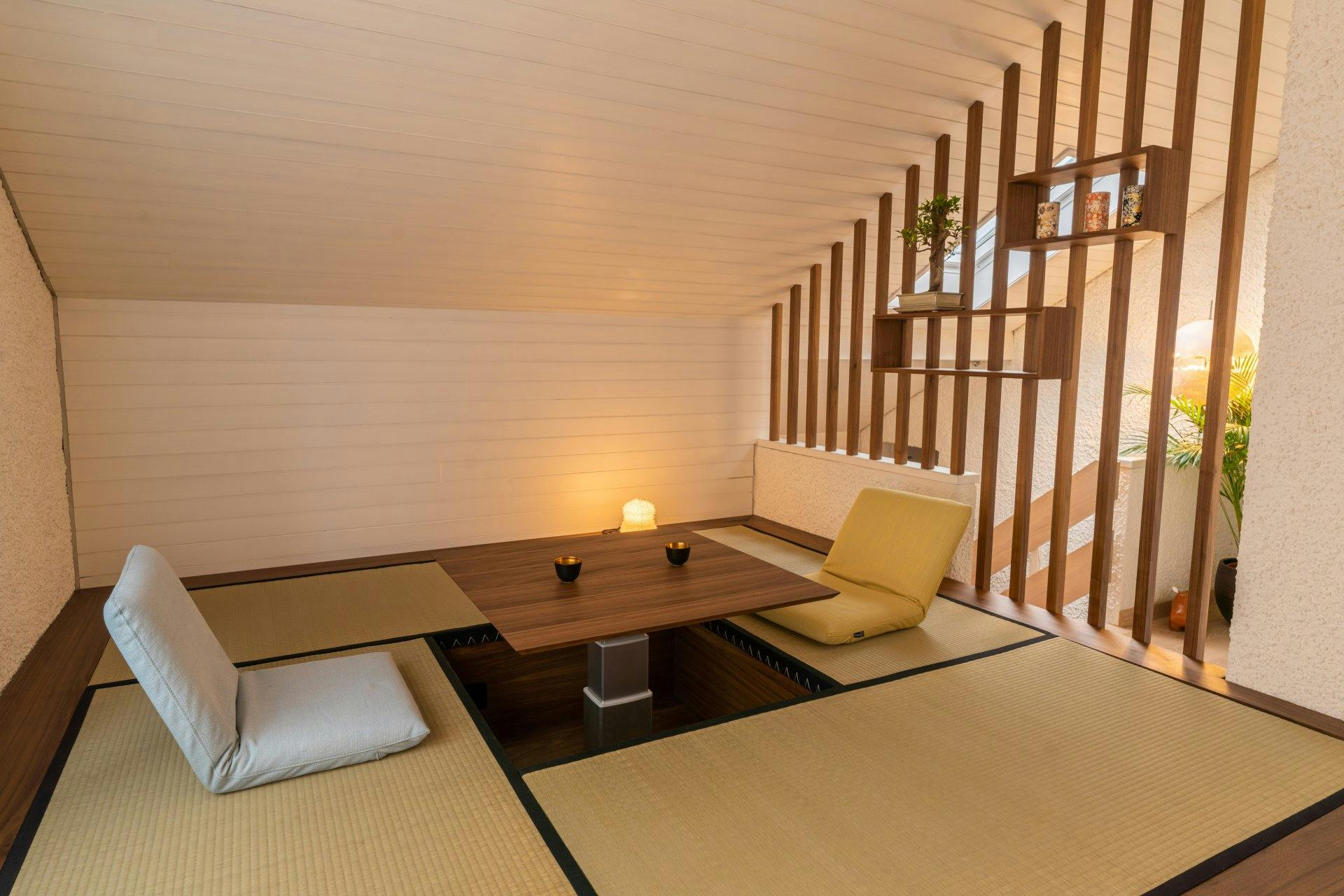 Daran lässt es sich bequem sitzen, beispielsweise um mit Freunden Tee zu trinken.