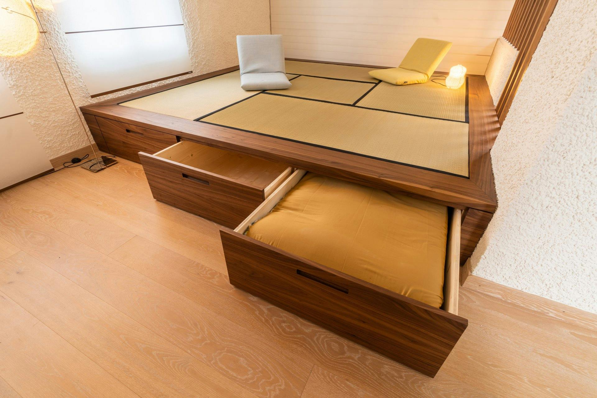 Um wertvollen Stauraum zu schaffen, lassen sich drei grosszügige Schubladen unter dem Podest herausziehen.