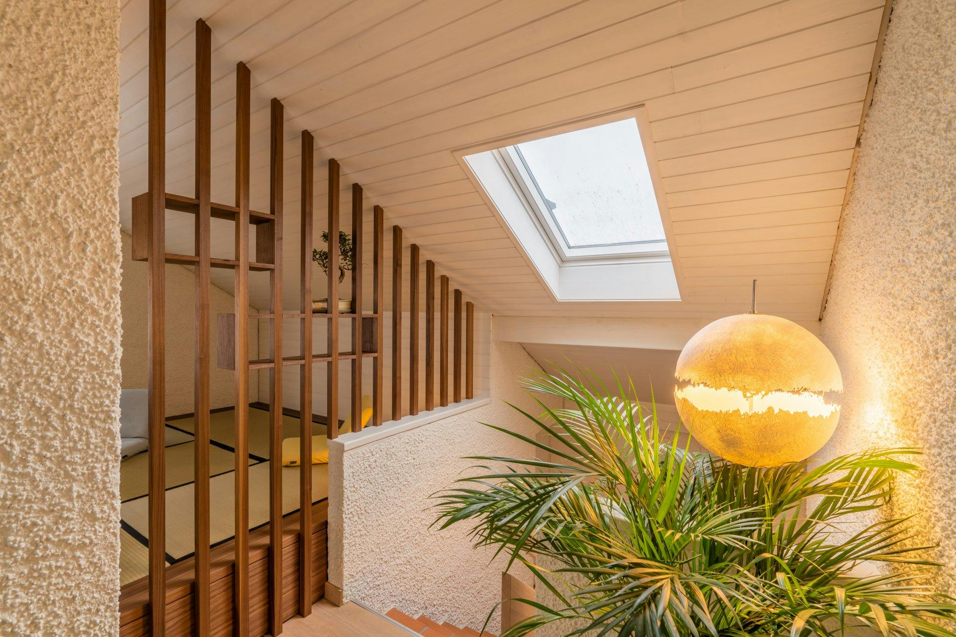 Kommt man die Treppe hinauf, sorgt das Schutzgitter für Privatsphäre.