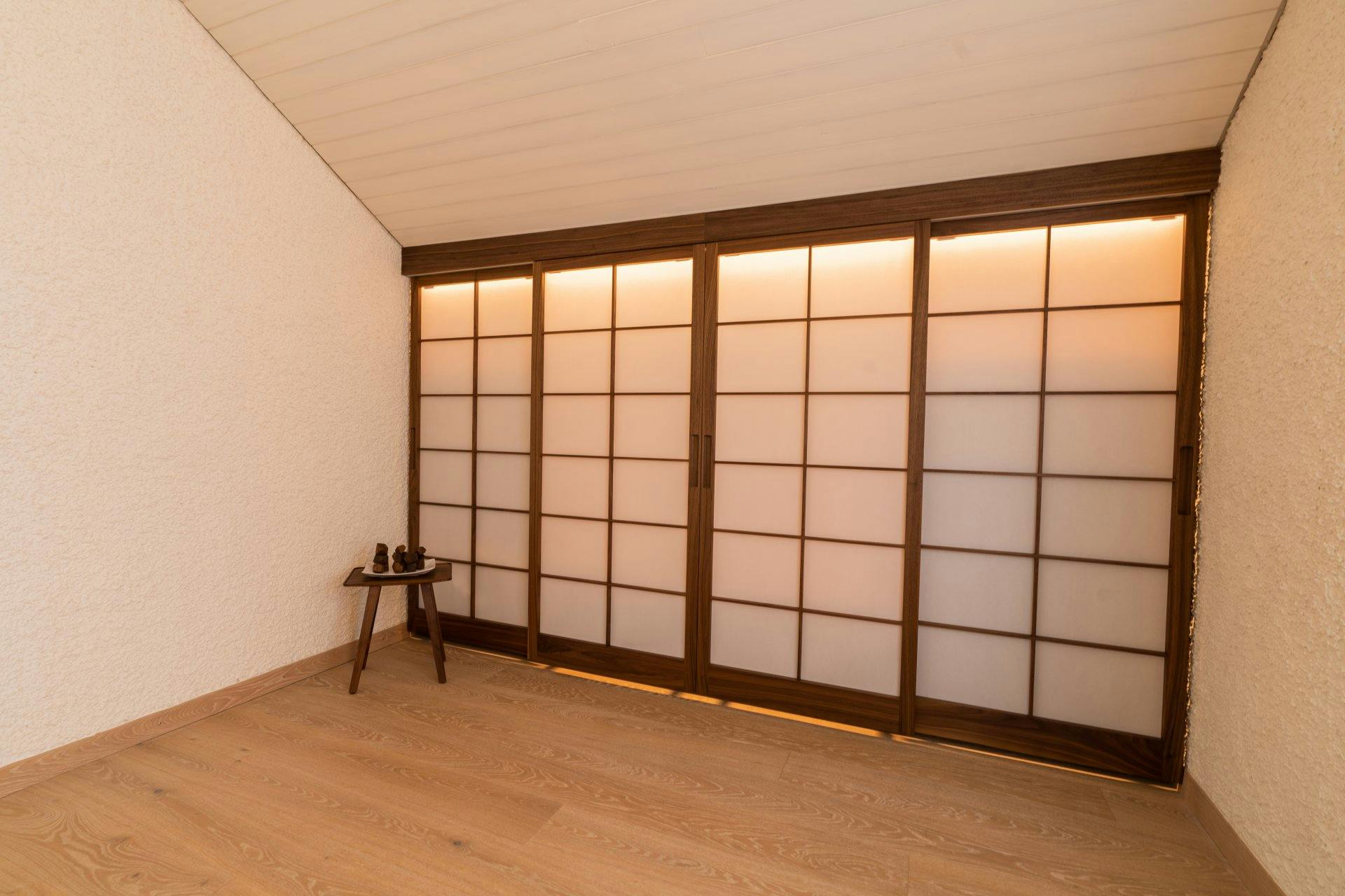 Ein weiterer Blickfang ist der Schrank mit den traditionellen japanischen Shoji-Schiebetüren. Er ersetzt den Einbauschrank, der sich vorher da befunde...