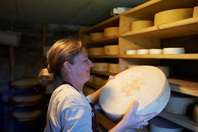 Freiwillige Bergeinsätze der Caritas geben ganz neue Perspektiven: Ein Käselaib wird gedreht. Freiwillige Bergeinsätze der Caritas geben ganz neue Perspektiven: Ein Käselaib wird gedreht.