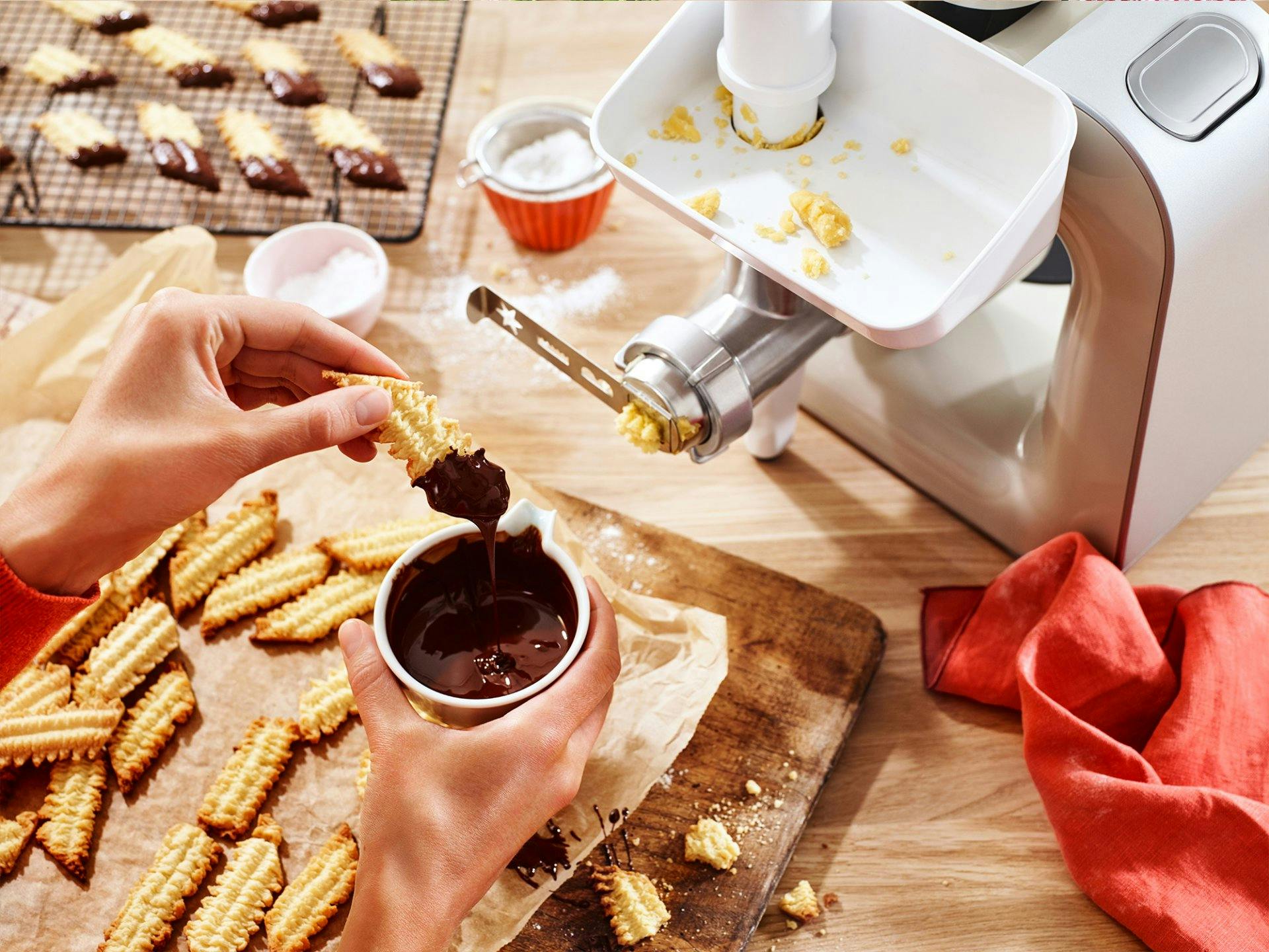 Die intelligente Küchenhilfe mit 1000-Watt-Motor verhilft dank einfacher Handhabung und umfangreichem Zubehör auch bei aufwändigen Gerichten zu köstli...