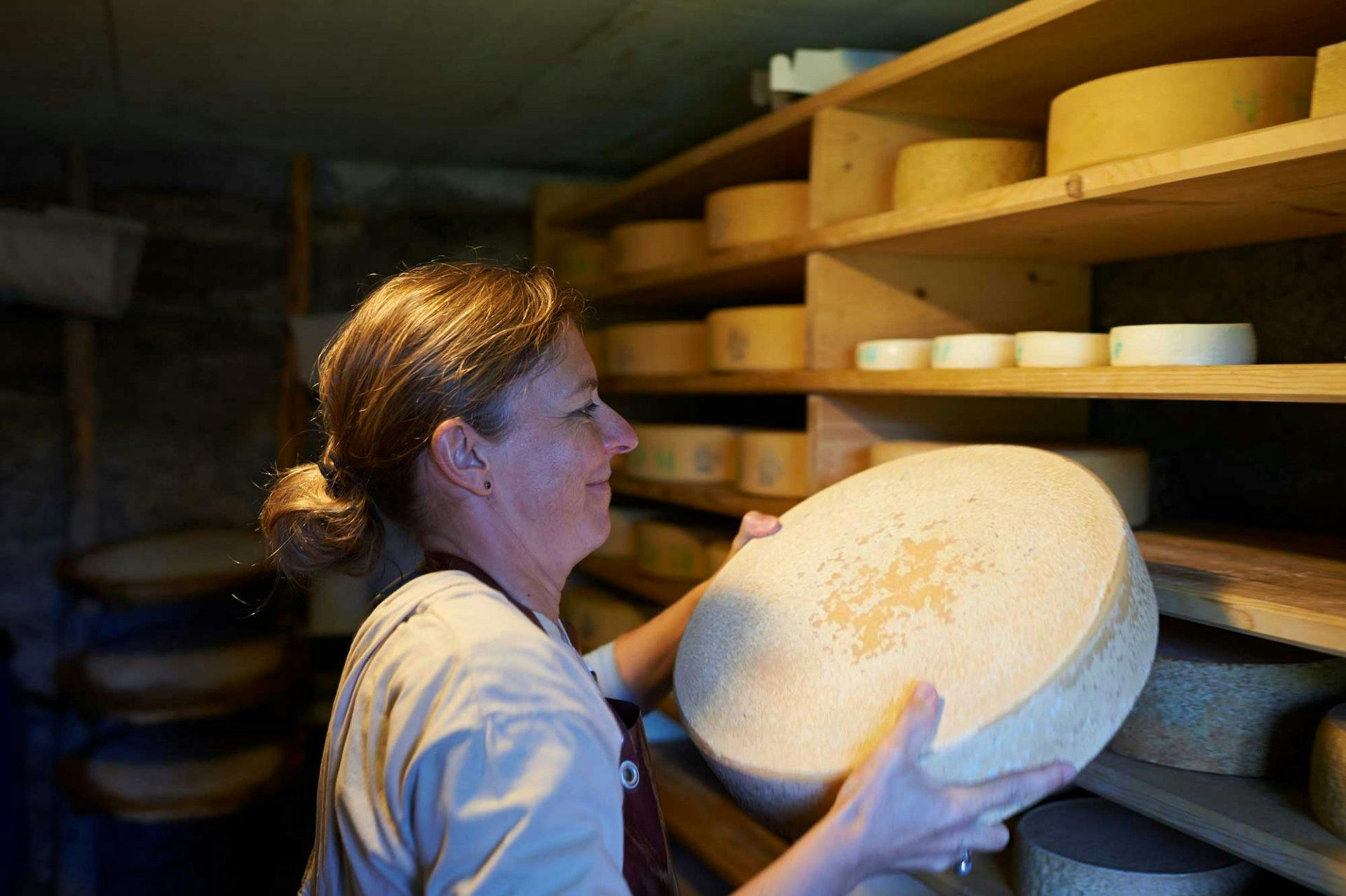 Die freiwillige Hilfe für Bergbauern in Not bedeutet harte Arbeit.