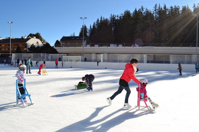 Ob Eislaufen oder Curling: Im Ycoor-Eiszentrum findest du die perfekte Alternative zum Skifahren