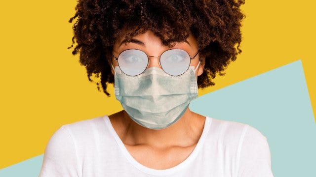 Brille und Maske vertragen sich nicht wirklich gut. Ein Grund mehr, sich genauer über eine Augenlaser-OP zu informieren.