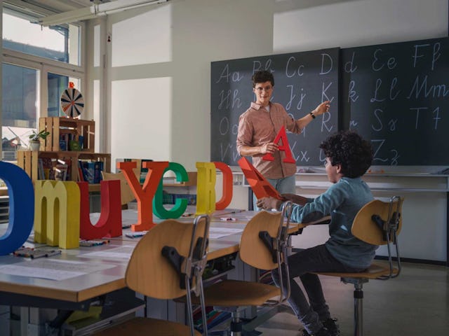 Freiwilligenarbeit ist wichtig: Sprachunterricht. Freiwilligenarbeit ist wichtig: Sprachunterricht.