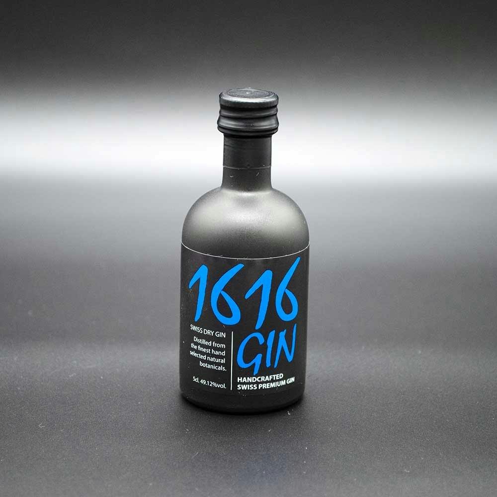 Beim Langatun Gin 1616 Gin ist Wacholder das bestimmende Aroma.