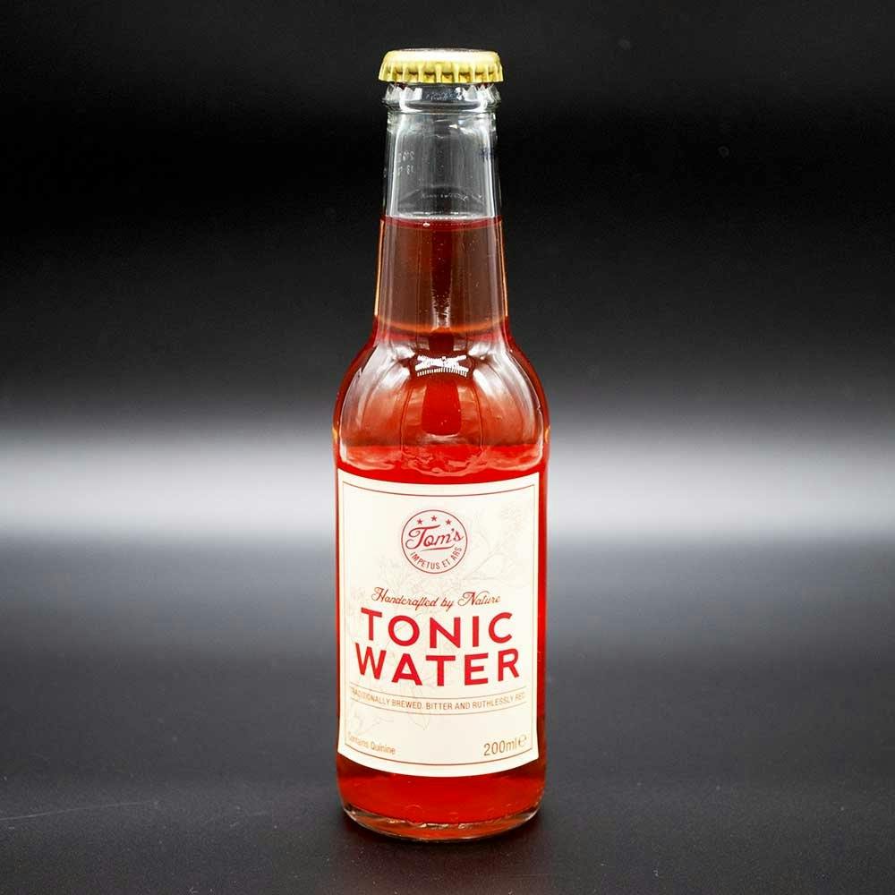 Das leuchtend rote Tom’s Tonic Water aus Bern besitzt die belebende Schärfe von Ingwer und Pfeffer.