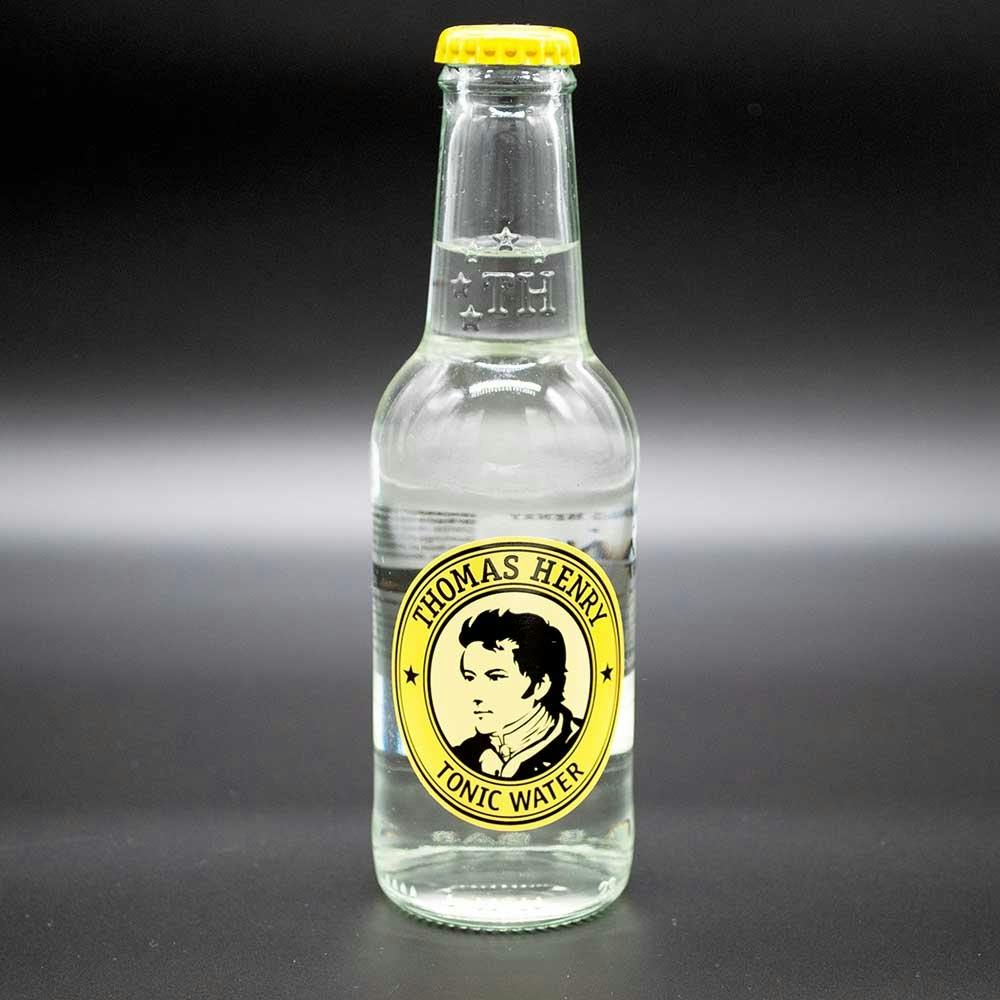 Ein hoher Chiningehalt und leicht florale Zitrusnoten zeichnen das Thomas Henry Tonic Water aus.