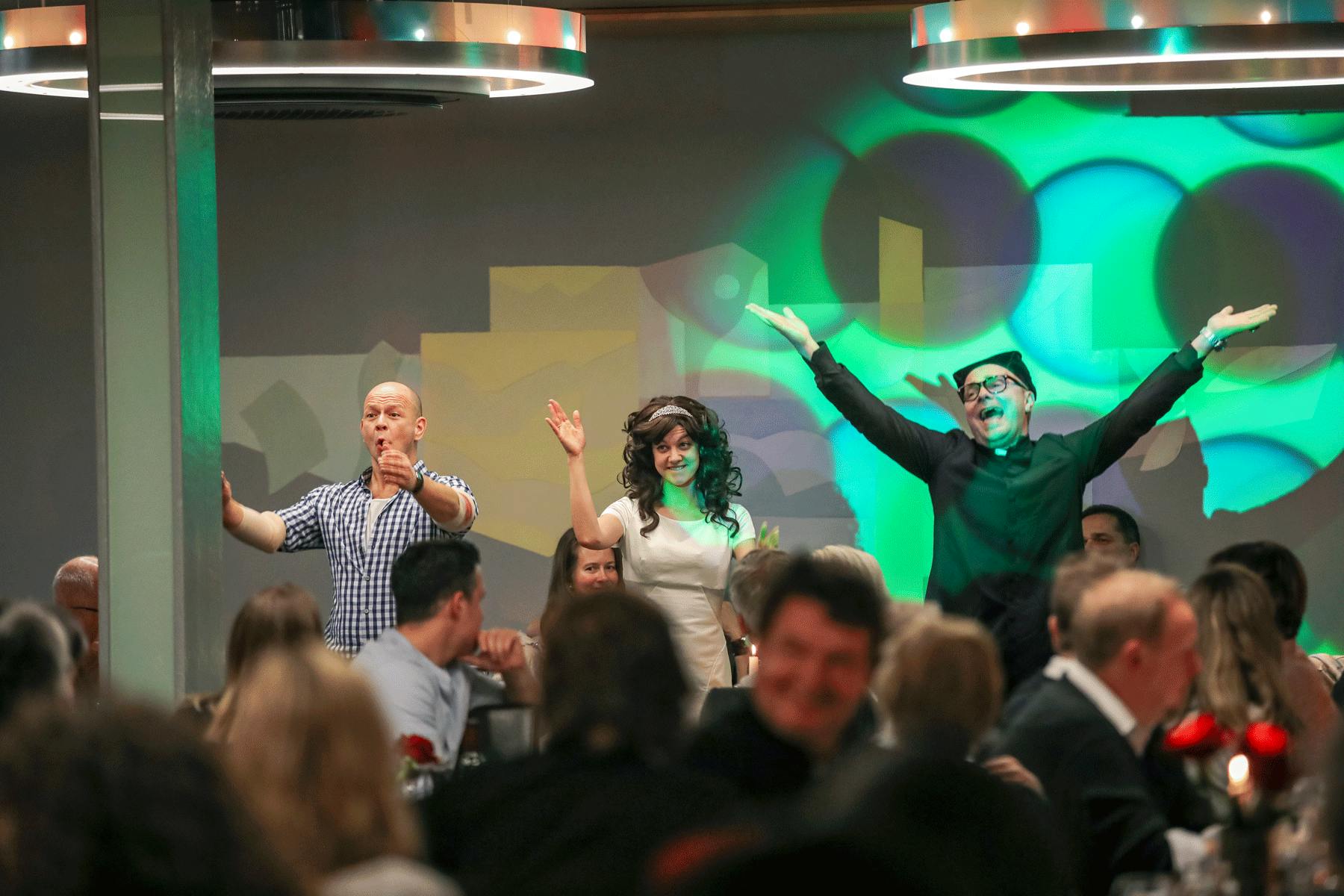 Mit dem Kauf eines Gutscheins zum DinnerKrimi verschenkst du nicht nur ein tolles Erlebnis, sondern unterstützt dabei auch noch die Schauspieler der K...