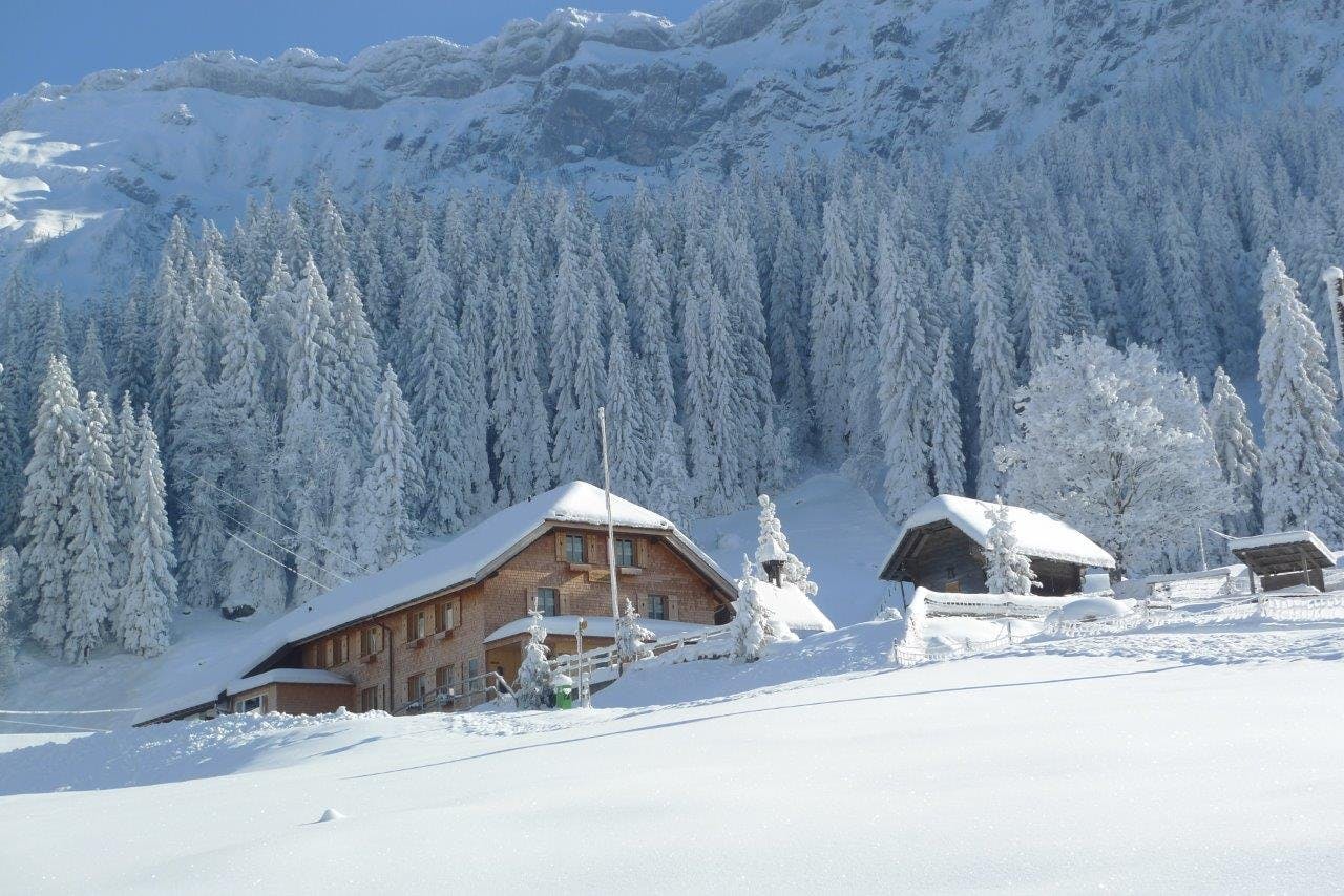 Lädt auf der Winterwanderung zu einem wärmenden Getränk ein: Alpwirtschaft Unterlauelen.