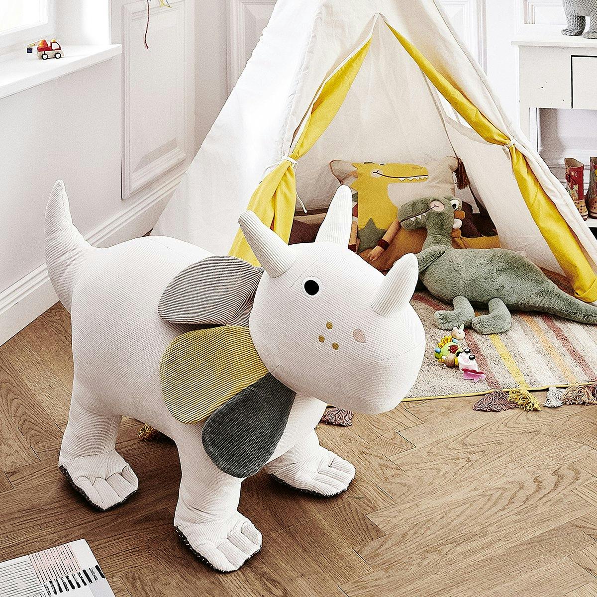 Egon ist nicht nur ein herziger Spielgefährte, sondern auch eine tolle Sitzgelegenheit im Kinderzimmer.