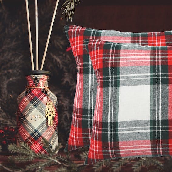Souviens-toi des Noëls passés grâce au parfum d'ambiance d'Ipuro et à ses coussins.