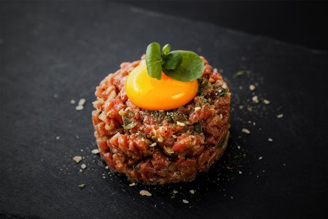 An den Festtagen sind Vorspeisen gefragt, die einfach zuzubereiten sind: Tatar vom Rind.