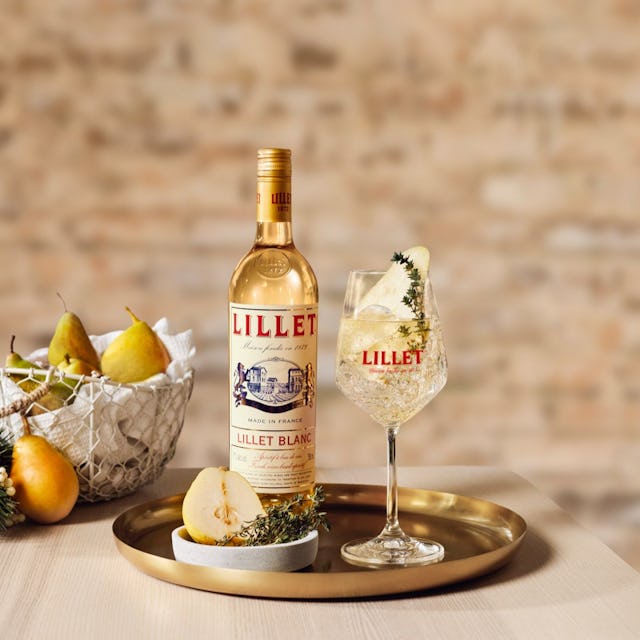 Mit Lillet lassen sich einige Drinks kreieren: Lillet Blanc mit Tonic, Birne und Thymian.