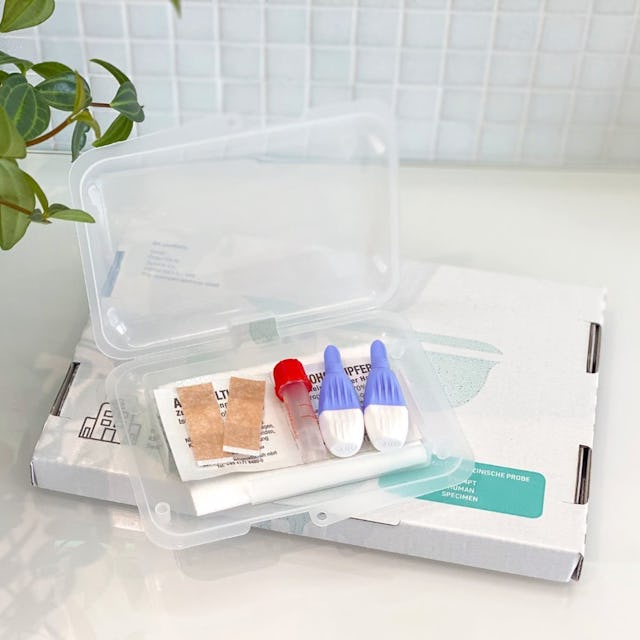 Grâce à ce test de laboratoire, tu peux savoir, sans quitter la maison, si tu as déjà des anticorps du Covid-19 dans ton sang.