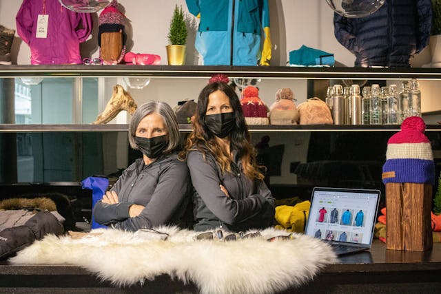 Kurbeln trotz Pandemie die Verkäufe an: Mitarbeiterinnen des Outdoor-Ladens 2nd Peak.