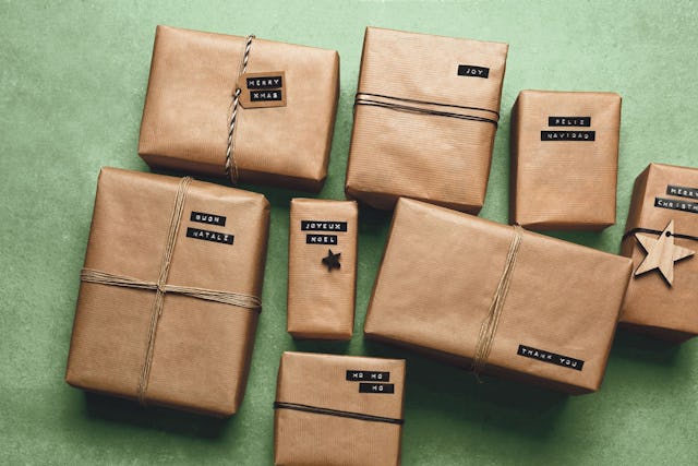 Pour emballer tes cadeaux, mise sur des emballages réutilisables. Essaie de convaincre tes proches de s’y mettre aussi!