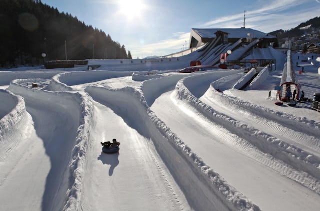 Le champion du monde de bobsleigh Silvio Giobellina prépare personnellement les pistes de snow tubing de Leysin (VD) chaque année.
