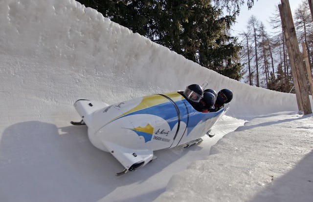 Une aventure inoubliable vous promet la balade en bobsleigh 4 places à St-Moritz.