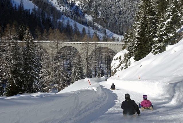 La vue en arrivant par les Chemins de fer rhétiques est à couper le souffle: voici la
piste de luge de Preda-Bergün.
