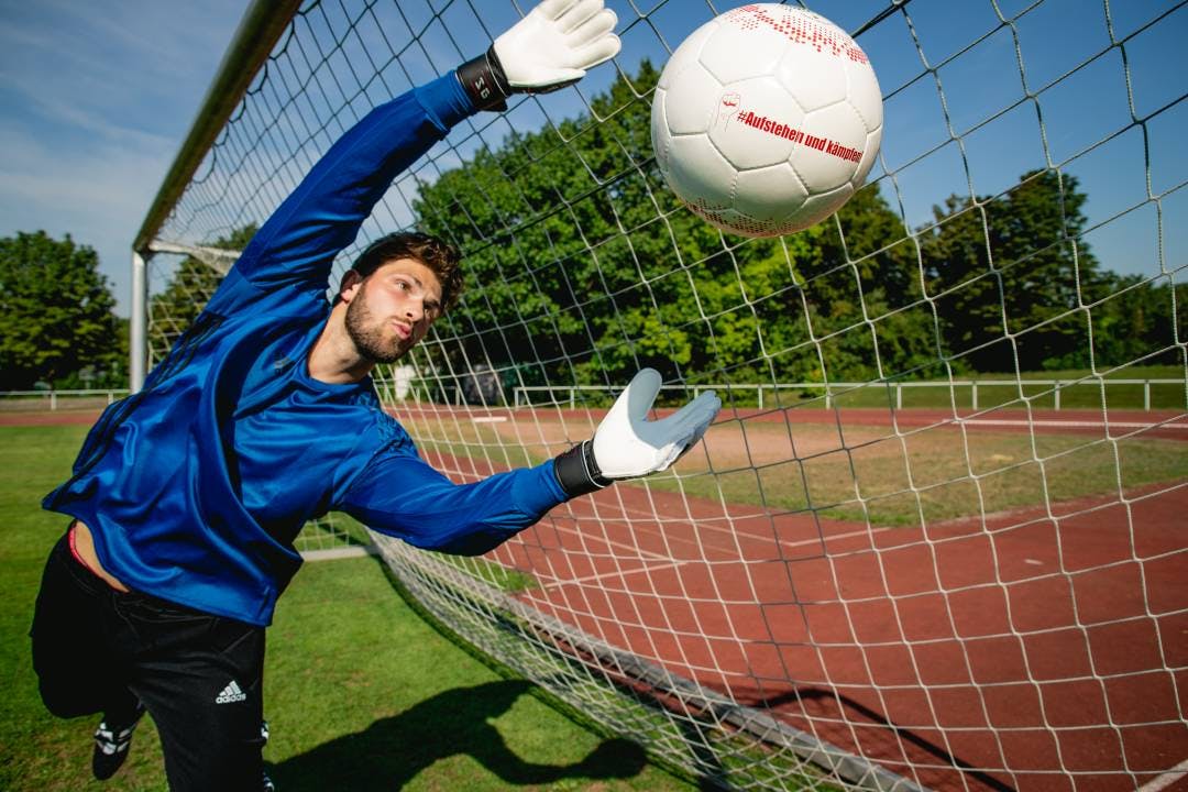 Mit dem eigenen Motto auf dem Fussball macht Tore schiessen gleich doppelt so viel Spass.