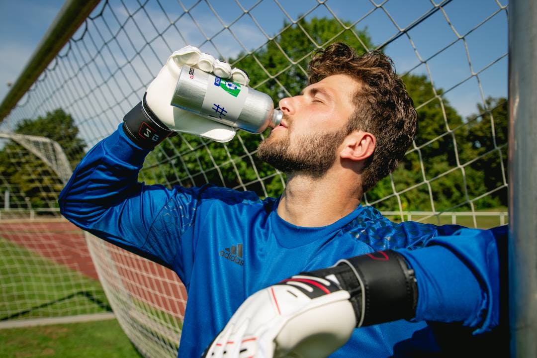 Keine Verwechslungsgefahr mehr bei Trinkflaschen auf dem Platz. Und dein Name macht deine Erfrischung übrigens noch cooler.