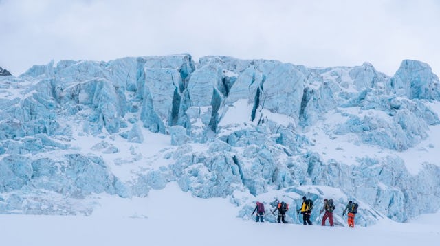 Ein spannender Dokumentarfilm über die Erde und fünf Snowboarder, die sie retten wollen: Shelter.