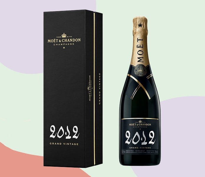 Trinquer à une bonne année: ce champagne millésimé spécial est le cadeau parfait pour ta prochaine invitation, grâce à son élégant coffret cadeau.
