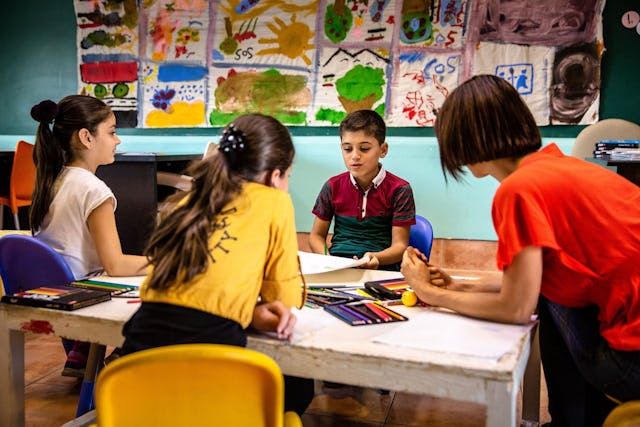 Trost und Hoffnung schöpfen Kinder im SOS-Kinderdorf bei der Traumatherapie.