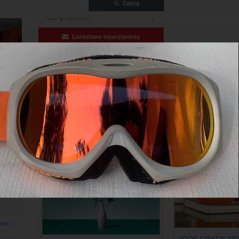Die Sonne scheint, der Schnee stiebt: Damit die ganze Pracht nicht auf die Augen geht, ist eine stylische Skibrille genau das Richtige.
