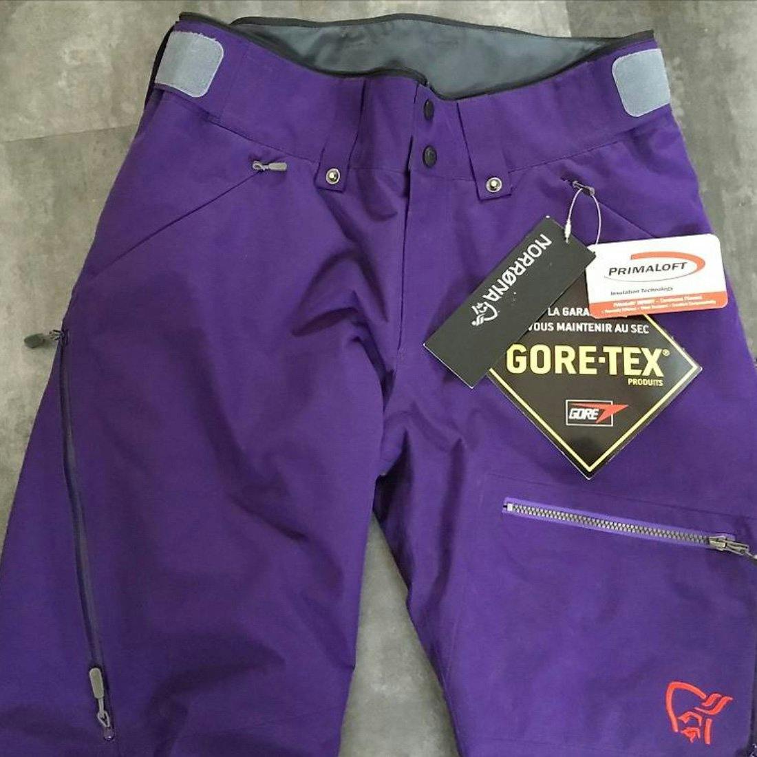 Skifahren in Jeans ist definitiv 80er: Skihosen halten die Beine schön warm und trocken.