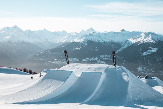 Der grösste Snowpark der Westschweiz wird den Anforderungen von Anfängern wie auch Profis gerecht.
