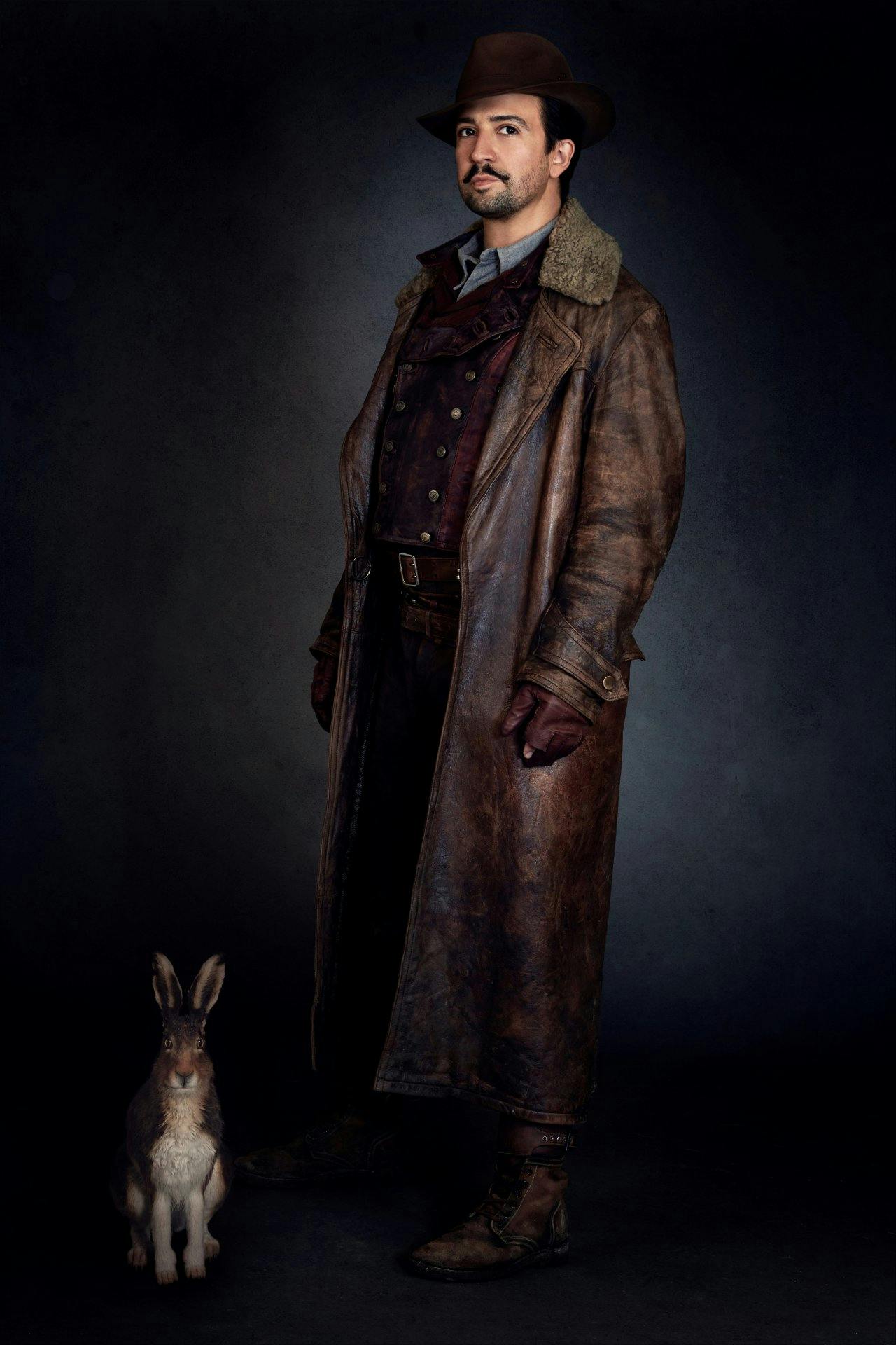 Der Dämon von Lee Scoresby (Lin Manuel-Miranda) ist ein Hase.