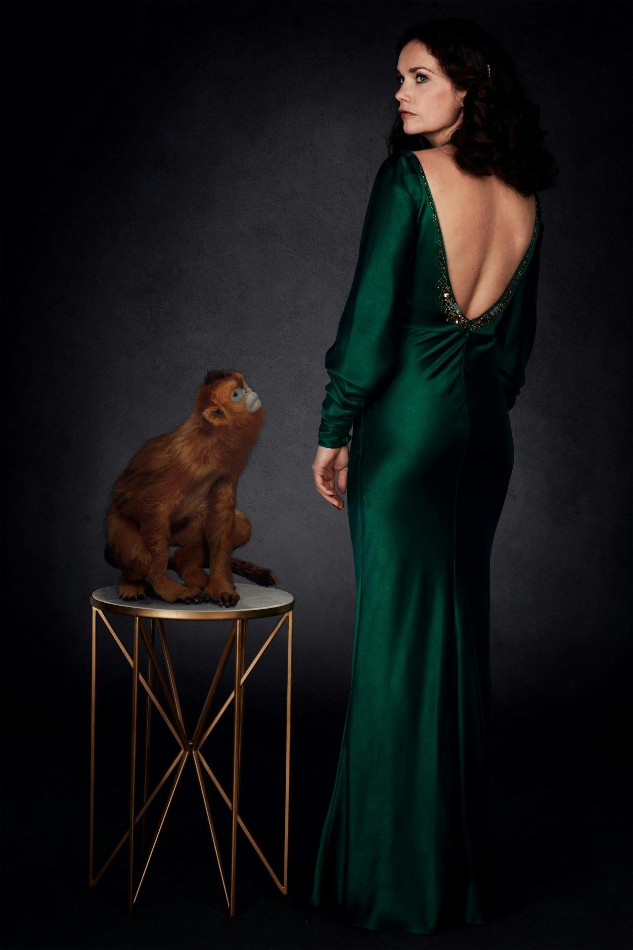 Ein goldenes Äffchen begleitet Marisa Coulter (Ruth Wilson), wohin sie auch geht.