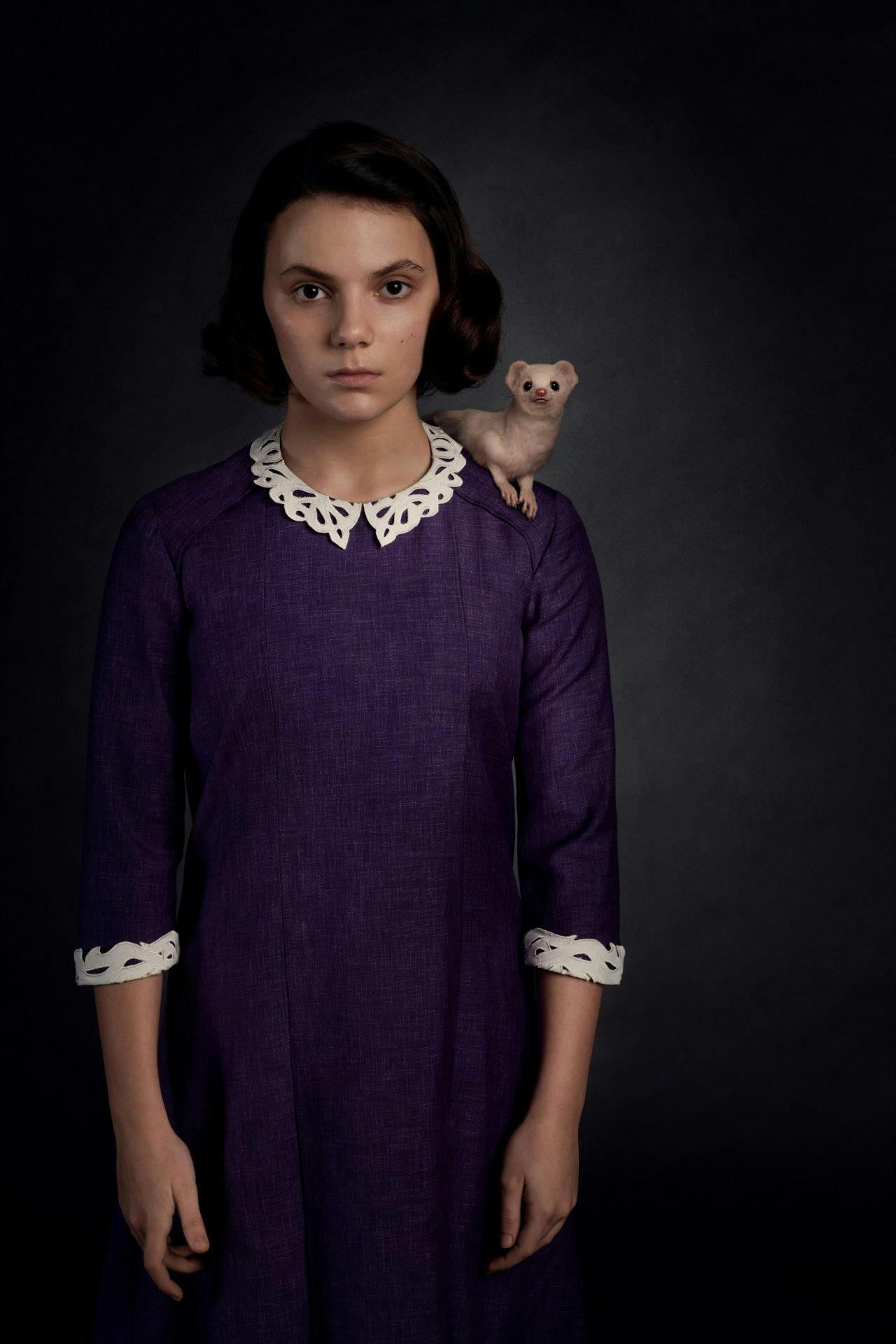 Ein Frettchen steht für die Seele von Lyra Belacqua (Dafne Keen).