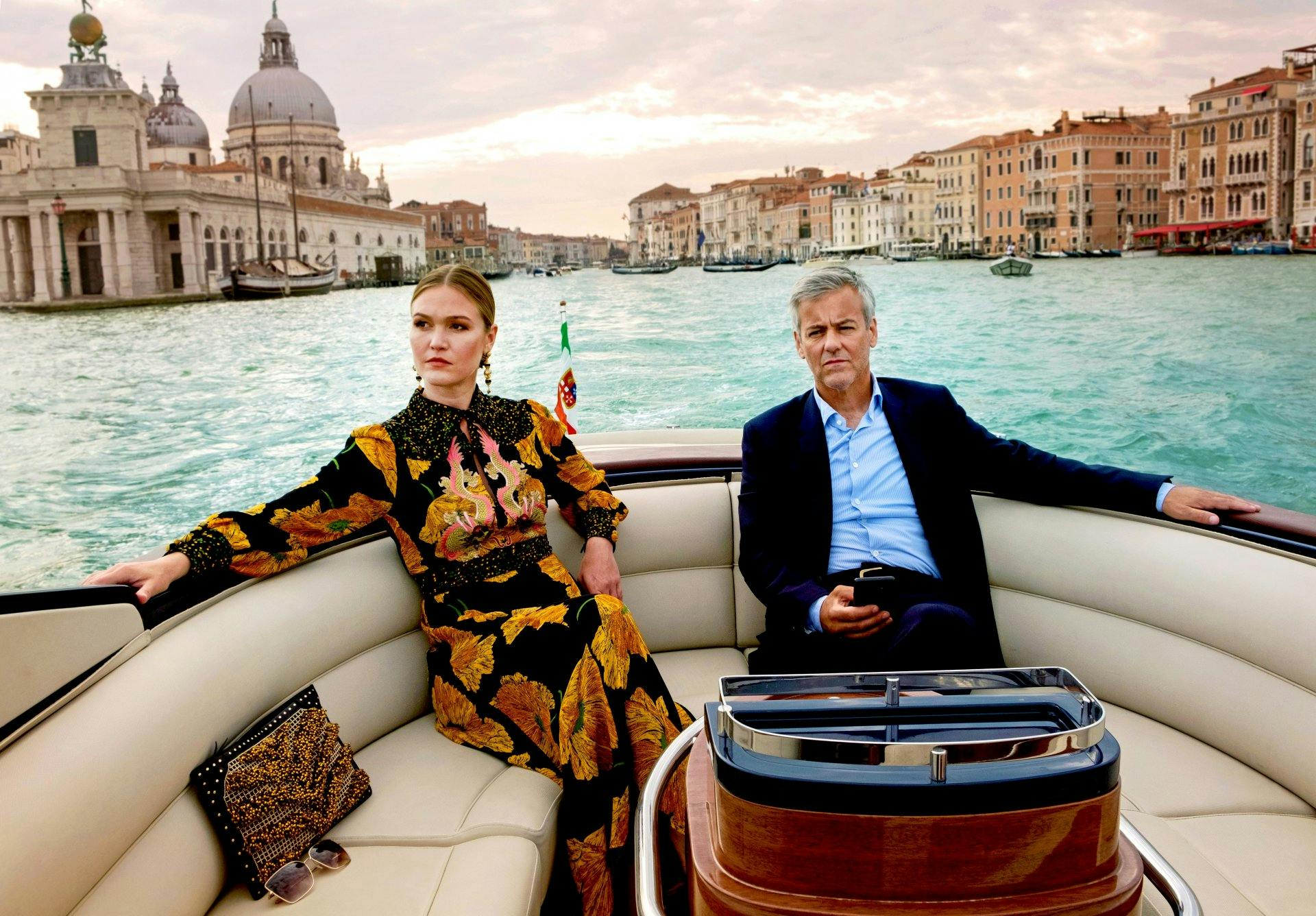 Georgina Clios (Julia Stiles) und Gabriel Hirsch (Rupert Graves) in Venedig.