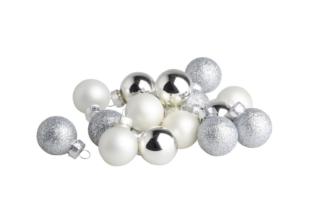 Incontournables: grand choix de boules de
Noël chez Coop City.