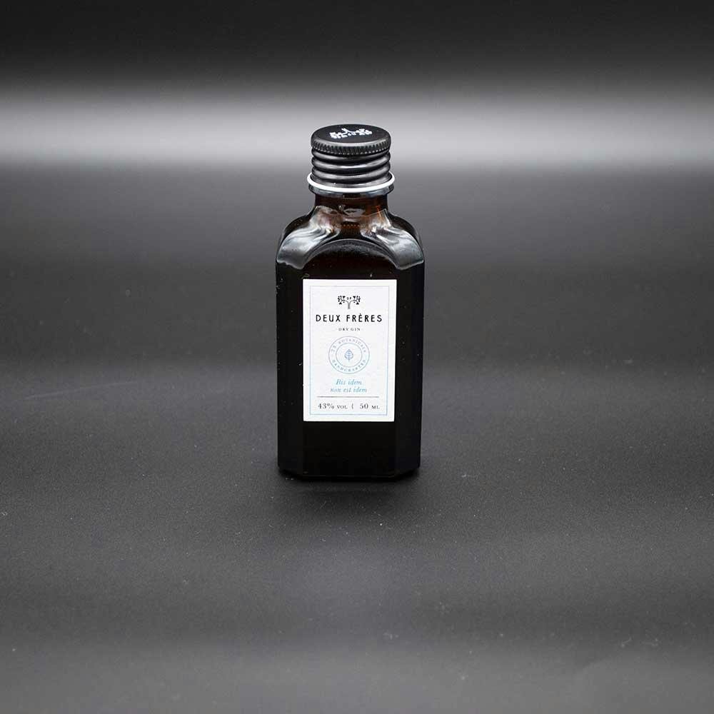 24 Botanicals prägen den Dry Gin von Deux Frères. Die geheime letzte Zutat kommt in Zürich dazu.