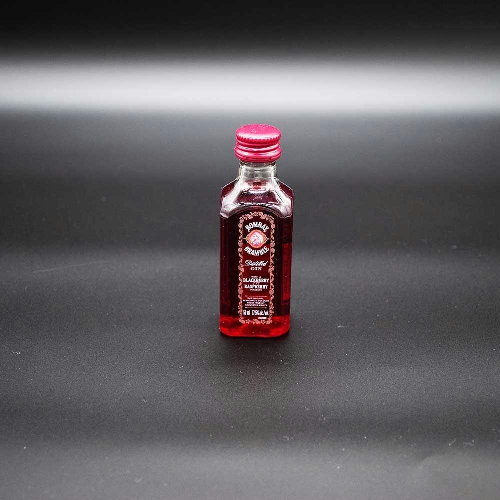 Inspiriert vom Cocktailklassiker Bramble, verzückt der Bombay Bramble Gin mit den Aromen von Himbeeren und Brombeeren.