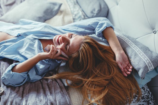 Im Januar gibt es keinen Grund, auf Sex zu verzichten: Frau am Telefon.