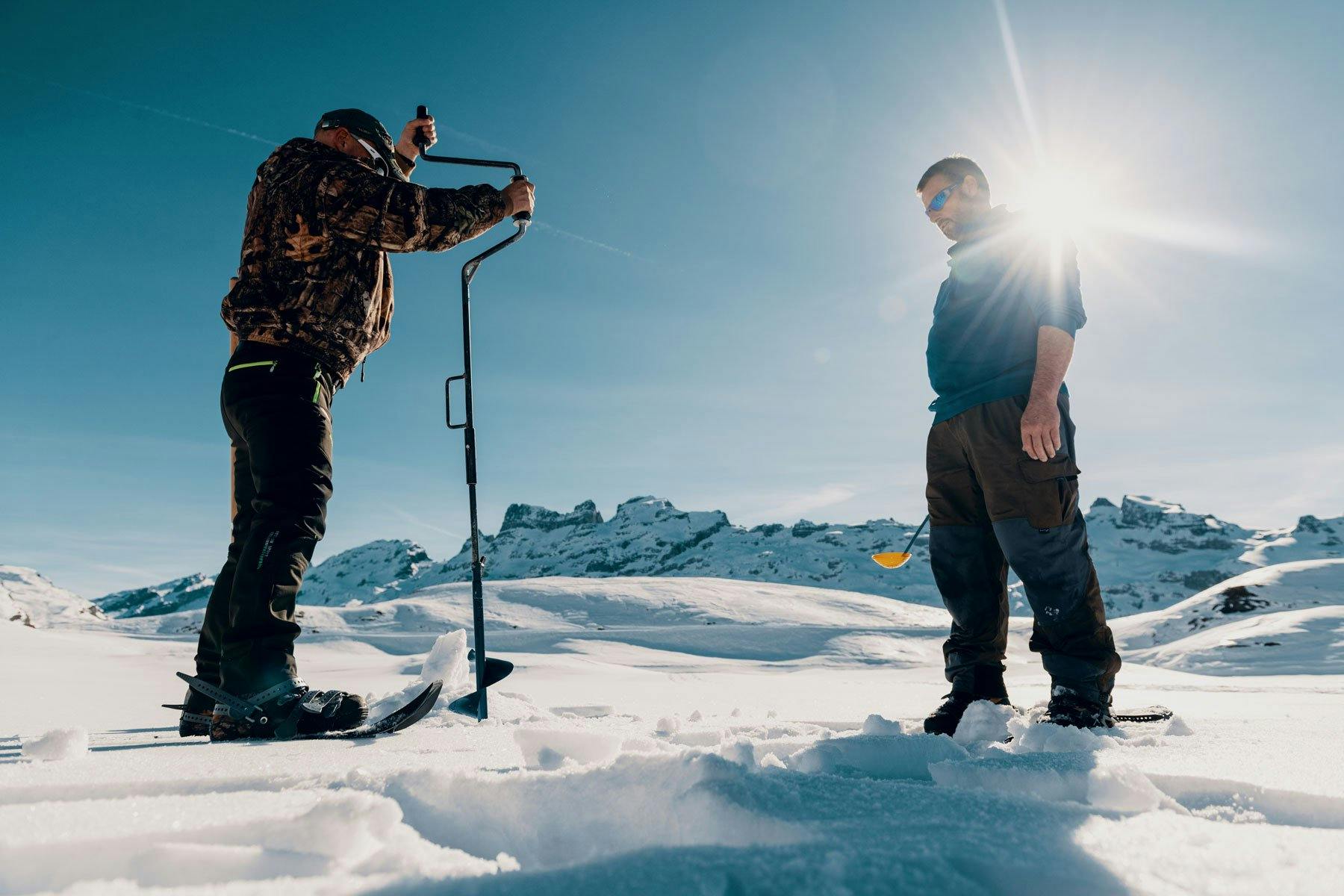 Sechs Sorten lachsartige Fische sind in den
Seen auf der Melchsee-Frutt zu finden: Fischer vor ihrem Eisloch.