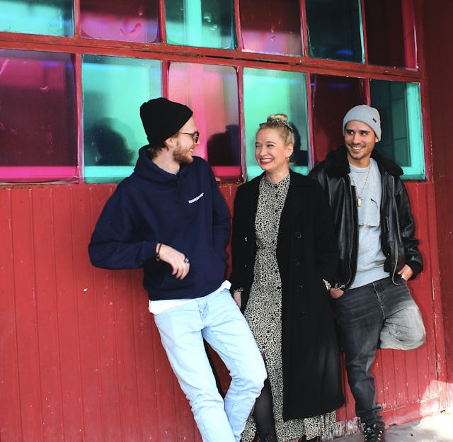 Bald ist Weihnachten – logisch beschäftigt das auch unser Radio-Team. In der aktuellen Folge «Drei x Drei» besprechen Moe, Andrea und Freezy unter anderem, was bei ihnen klassischerweise am Weihnachtsabend passiert: Drinks, Drinks, Drinks – und manchmal kleine Tragödien.